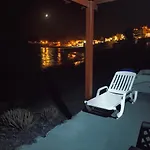 Casa Marinera En La Orilla Del Mar